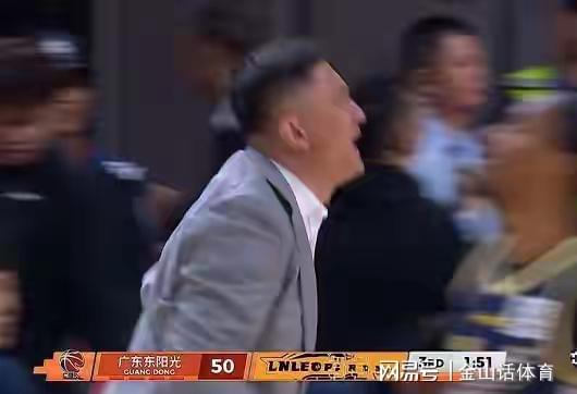 你可是现役国手啊?运动战0分+4失误+发球被断,主帅冲他一顿怒吼