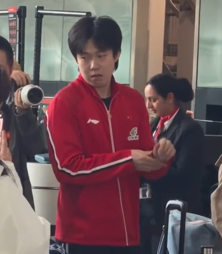 球探体育-国乒落地北京全队洋溢笑容！梁靖崑两儿子接机 王楚钦仍一脸疲惫