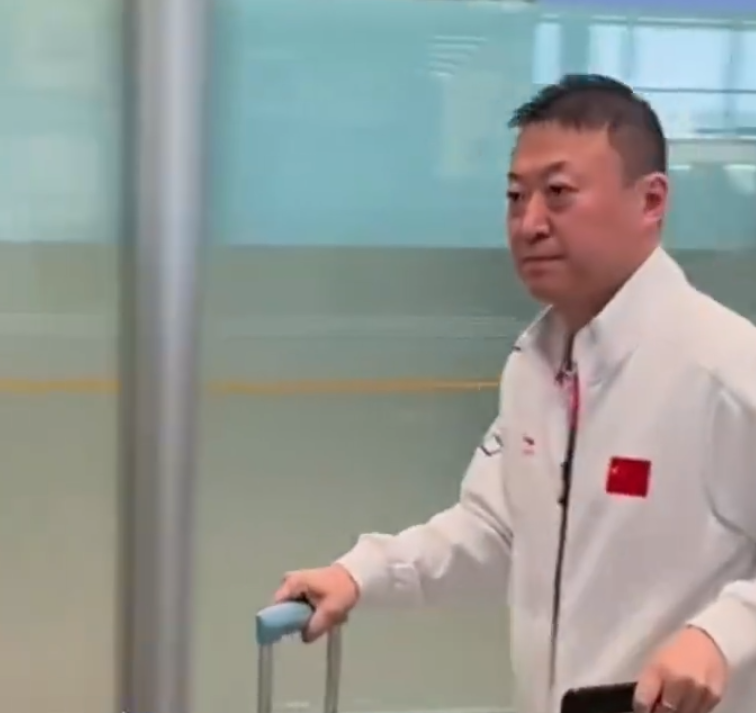 球探体育-国乒落地北京全队洋溢笑容！梁靖崑两儿子接机 王楚钦仍一脸疲惫