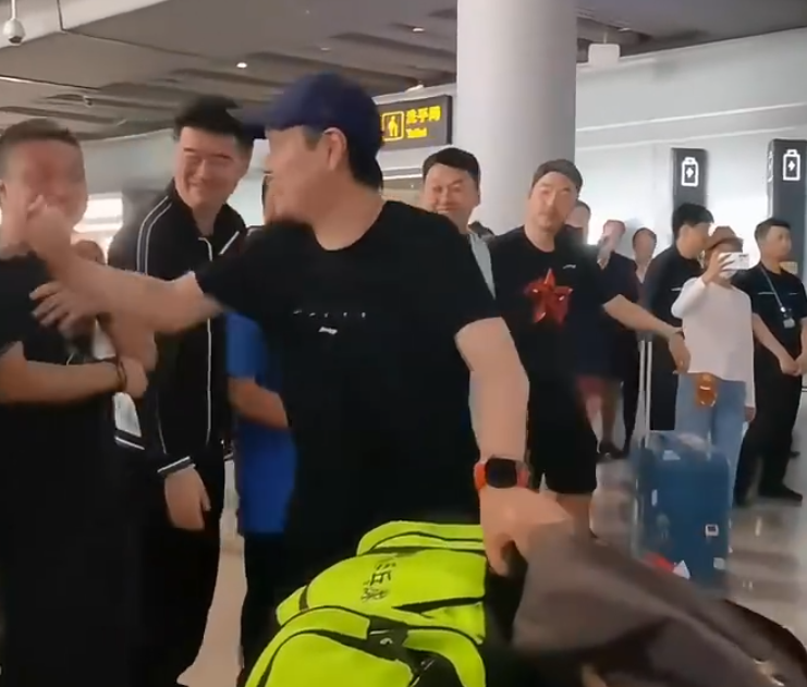 球探体育-国乒落地北京全队洋溢笑容！梁靖崑两儿子接机 王楚钦仍一脸疲惫